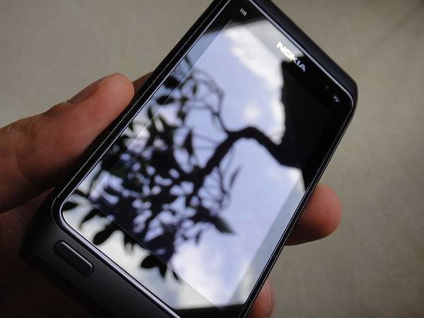 گوشی Nokia N8 همراه با شیشه محافظ صفحه "گوریلا گلس"